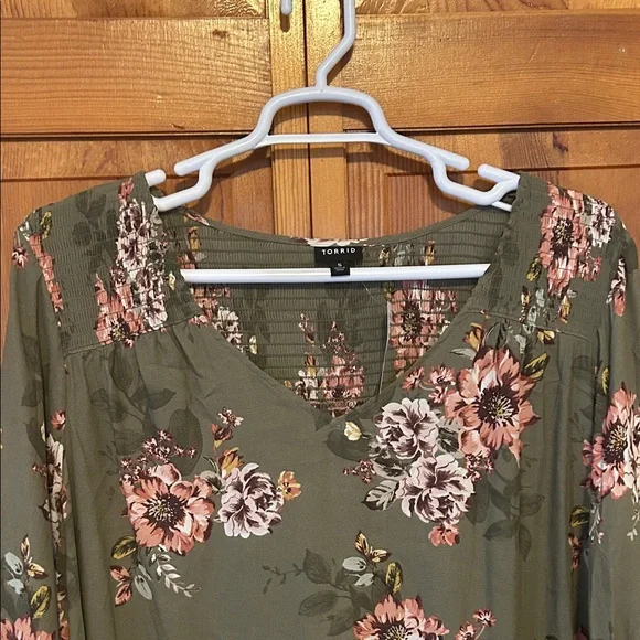 Torrid Olive Floral Crepe Blouse Plus Size 5X NWT 3/4 Sleeve V‑Neck Top - Picture 5 of 12